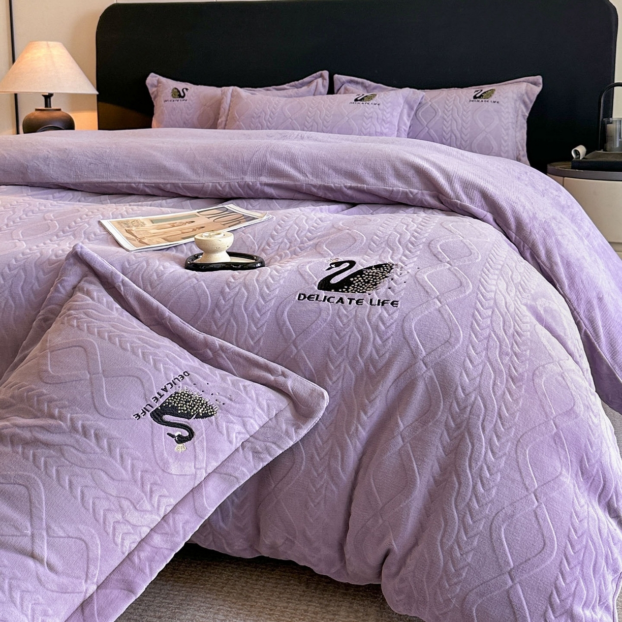 91家纺网 家纺一手货源 找家纺 爱家（原缔乐家纺） 2025新款A类牛奶雕花绒四件套 保罗-黑天鹅系列 黑天鹅-梦幻紫