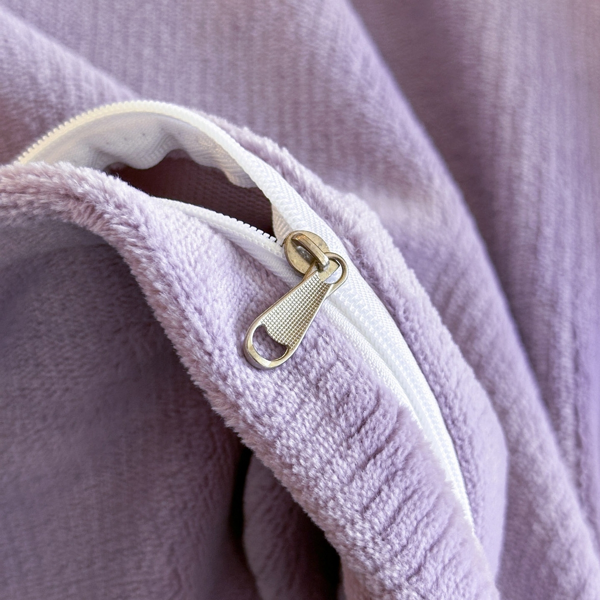 91家纺网 家纺一手货源 找家纺 爱家（原缔乐家纺） 2025新款A类牛奶雕花绒四件套 保罗-黑天鹅系列 黑天鹅-梦幻紫