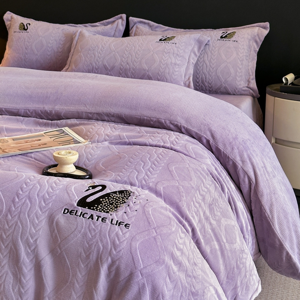 91家纺网 家纺一手货源 找家纺 爱家（原缔乐家纺） 2025新款A类牛奶雕花绒四件套 保罗-黑天鹅系列 黑天鹅-梦幻紫