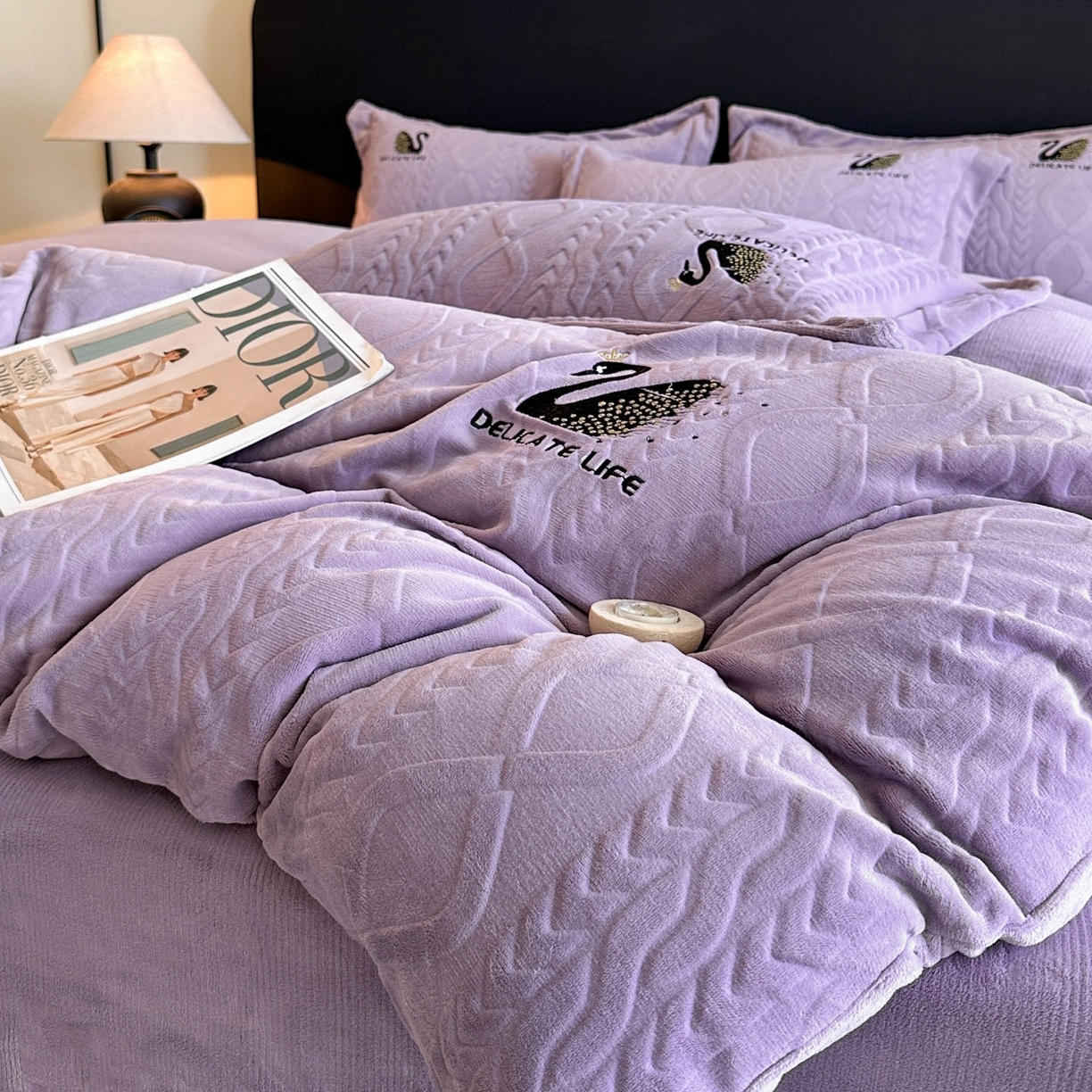 91家纺网 家纺一手货源 找家纺 爱家（原缔乐家纺） 2025新款A类牛奶雕花绒四件套 保罗-黑天鹅系列 黑天鹅-梦幻紫