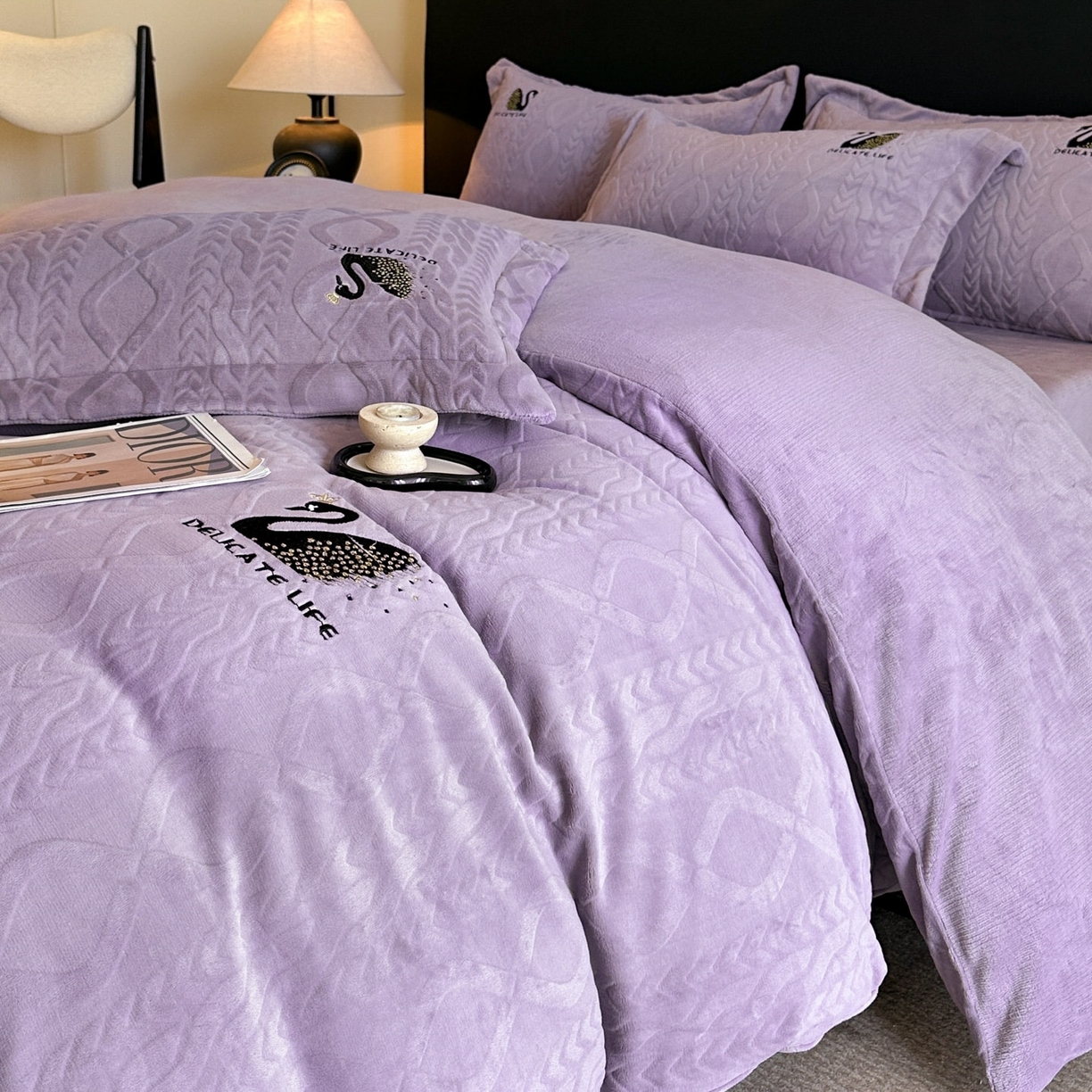 91家纺网 家纺一手货源 找家纺 爱家（原缔乐家纺） 2025新款A类牛奶雕花绒四件套 保罗-黑天鹅系列 黑天鹅-梦幻紫