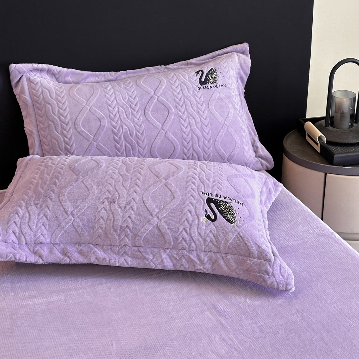 91家纺网 家纺一手货源 找家纺 爱家（原缔乐家纺） 2025新款A类牛奶雕花绒四件套 保罗-黑天鹅系列 黑天鹅-梦幻紫