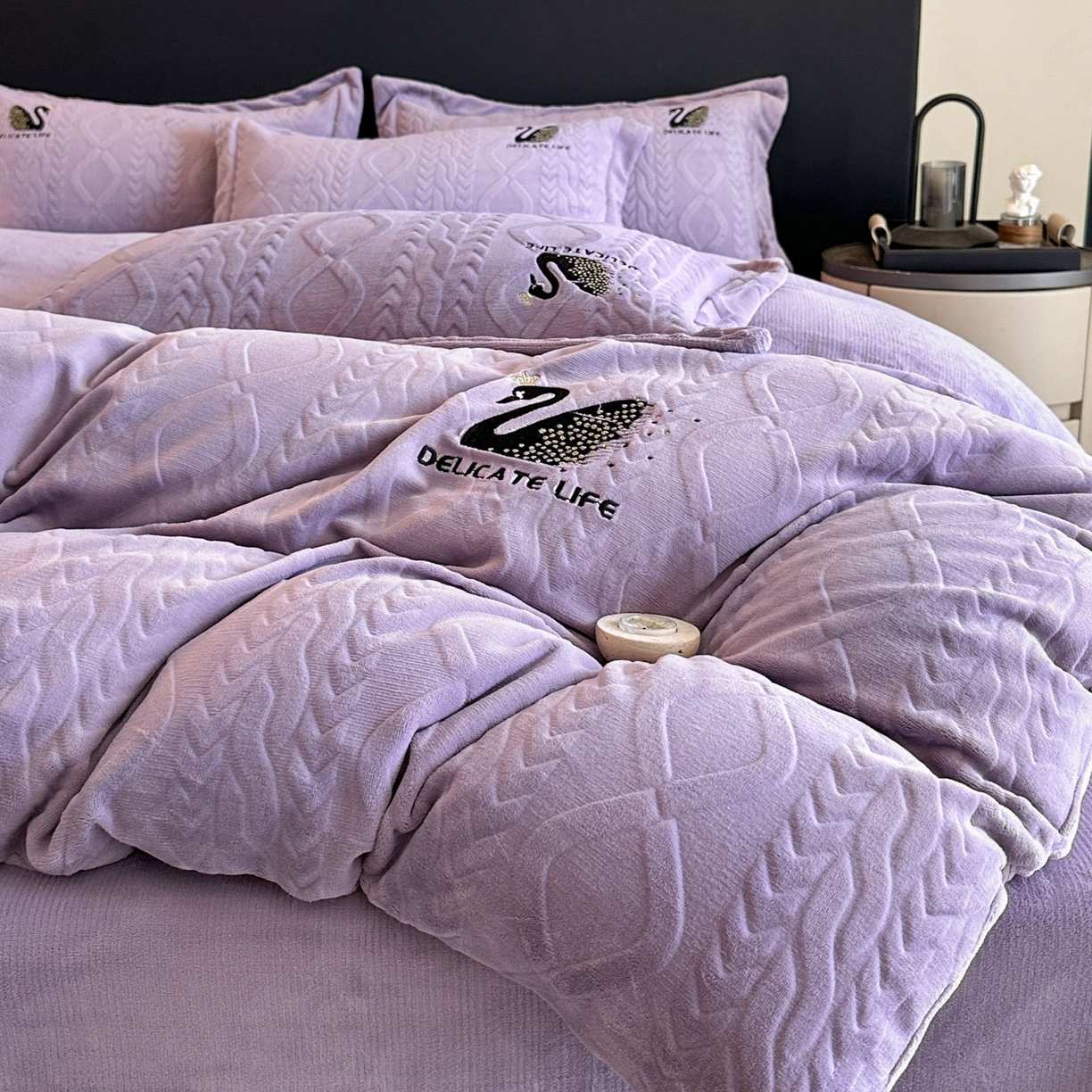 91家纺网 家纺一手货源 找家纺 爱家（原缔乐家纺） 2025新款A类牛奶雕花绒四件套 保罗-黑天鹅系列 黑天鹅-梦幻紫