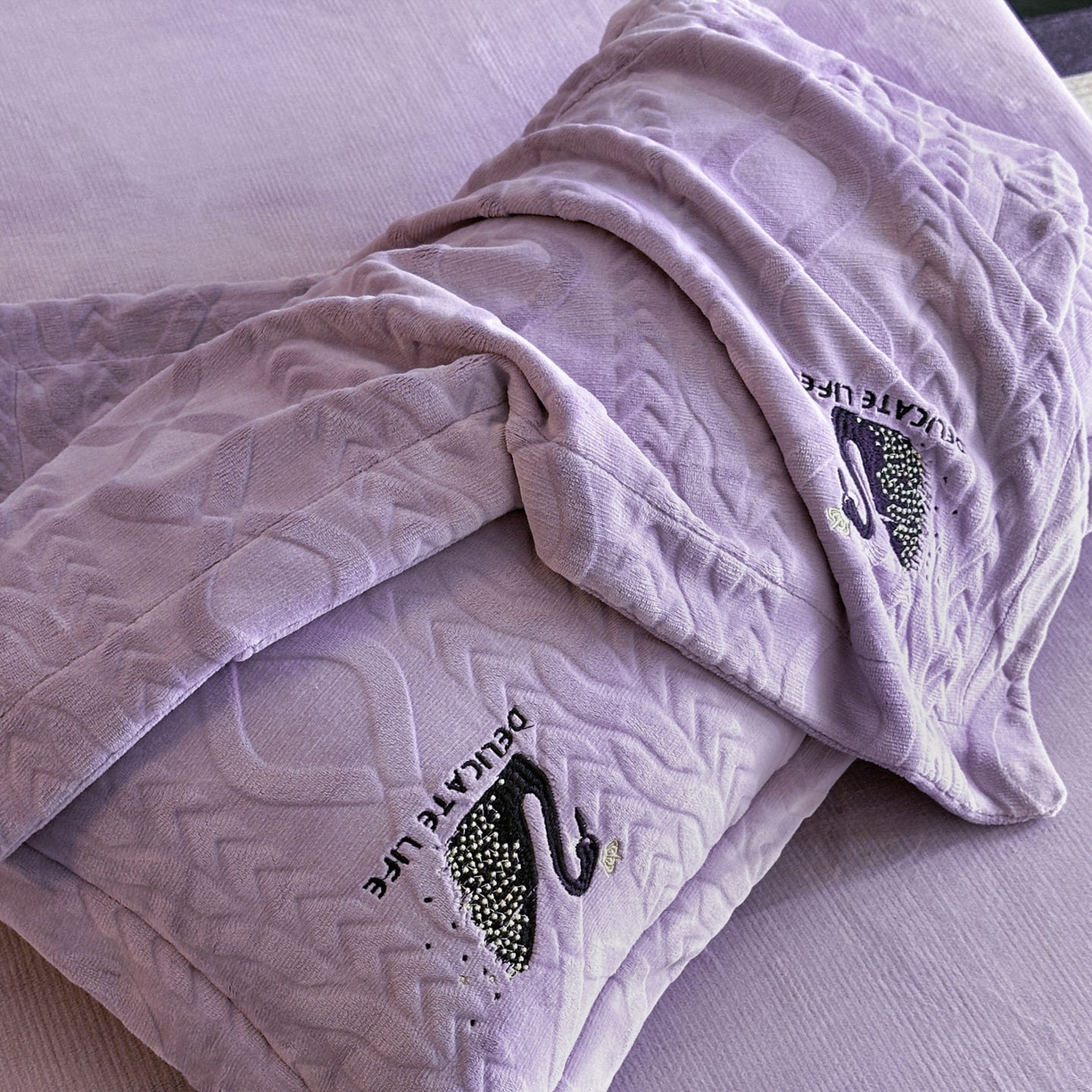 91家纺网 家纺一手货源 找家纺 爱家（原缔乐家纺） 2025新款A类牛奶雕花绒四件套 保罗-黑天鹅系列 黑天鹅-梦幻紫