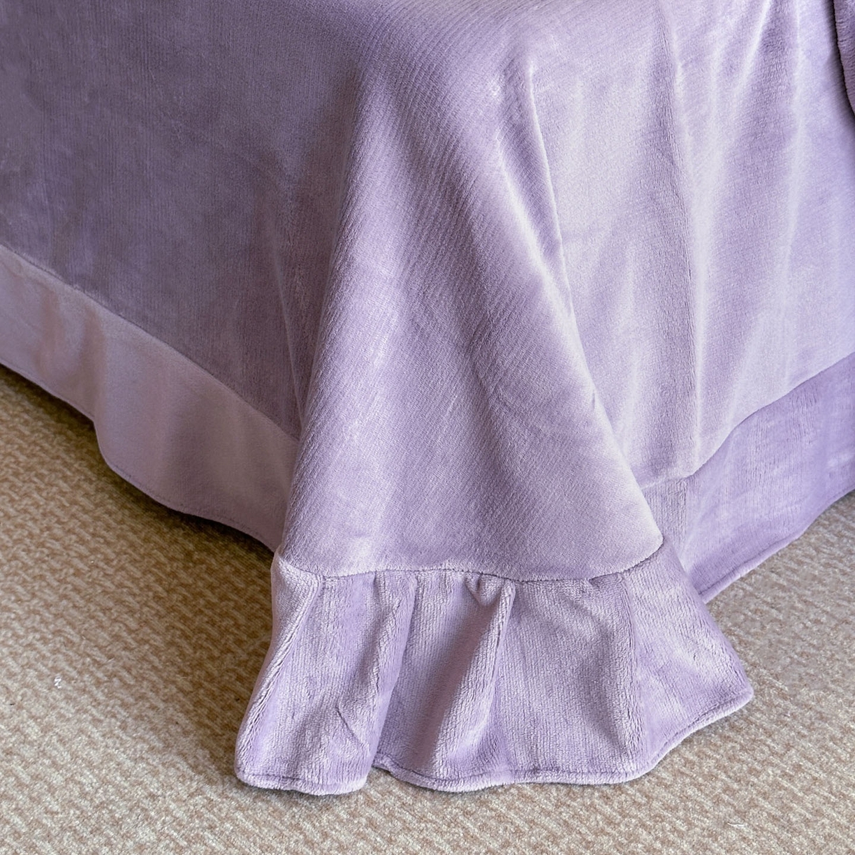 91家纺网 家纺一手货源 找家纺 爱家（原缔乐家纺） 2025新款A类牛奶雕花绒四件套 保罗-黑天鹅系列 黑天鹅-梦幻紫