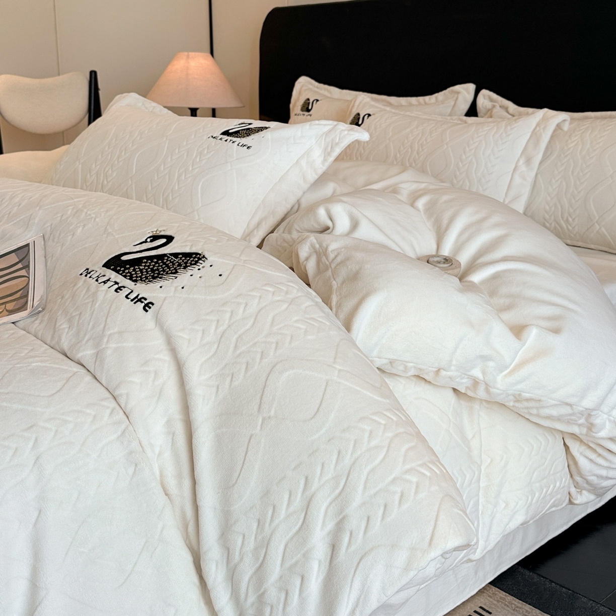 爱家（原缔乐家纺） 2025新款A类牛奶雕花绒四件套 保罗-黑天鹅系列 黑天鹅-奶昔白