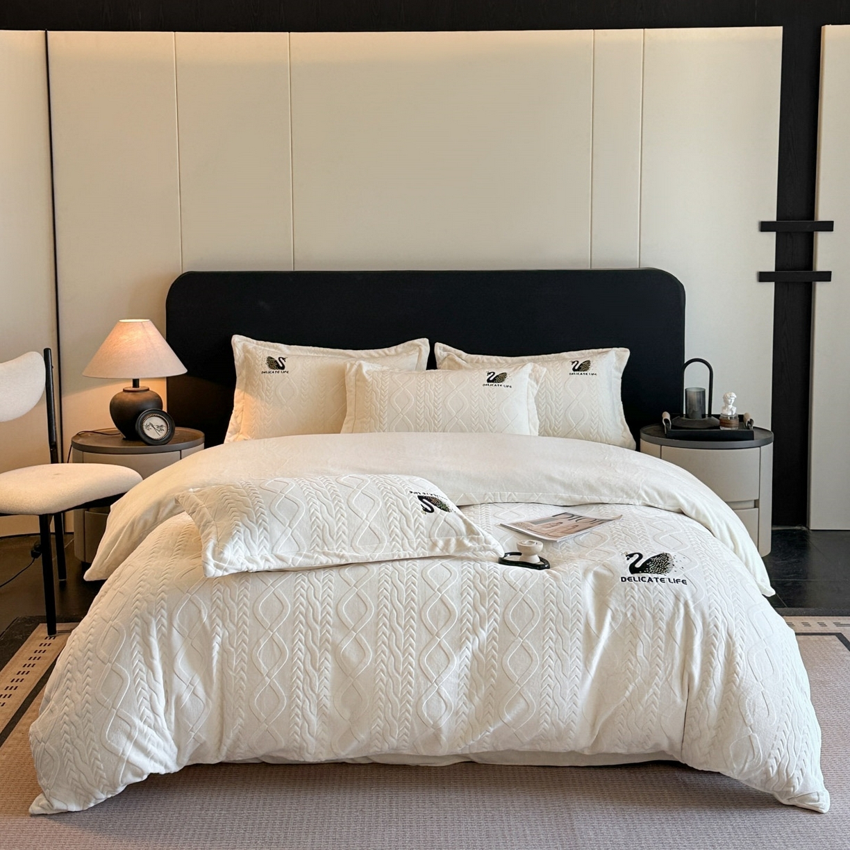 91家纺网 家纺一手货源 找家纺 爱家（原缔乐家纺） 2025新款A类牛奶雕花绒四件套 保罗-黑天鹅系列 黑天鹅-奶昔白