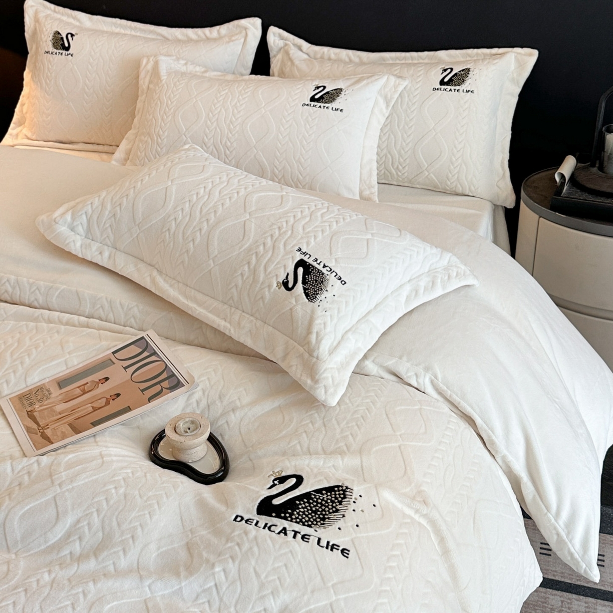 91家纺网 家纺一手货源 找家纺 爱家（原缔乐家纺） 2025新款A类牛奶雕花绒四件套 保罗-黑天鹅系列 黑天鹅-奶昔白