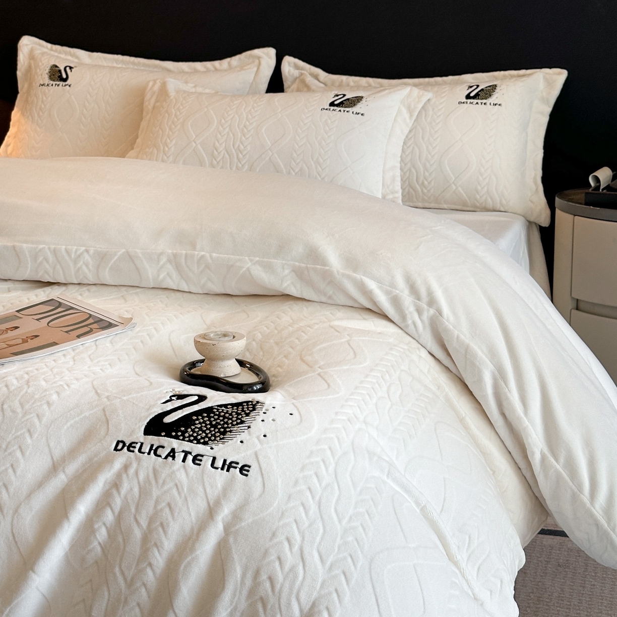 91家纺网 家纺一手货源 找家纺 爱家（原缔乐家纺） 2025新款A类牛奶雕花绒四件套 保罗-黑天鹅系列 黑天鹅-奶昔白