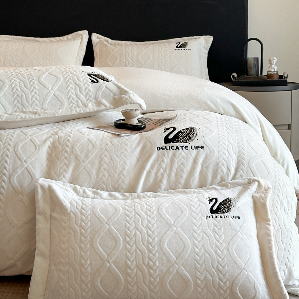 91家纺网 家纺一手货源 找家纺 爱家（原缔乐家纺） 2025新款A类牛奶雕花绒四件套 保罗-黑天鹅系列 黑天鹅-奶昔白