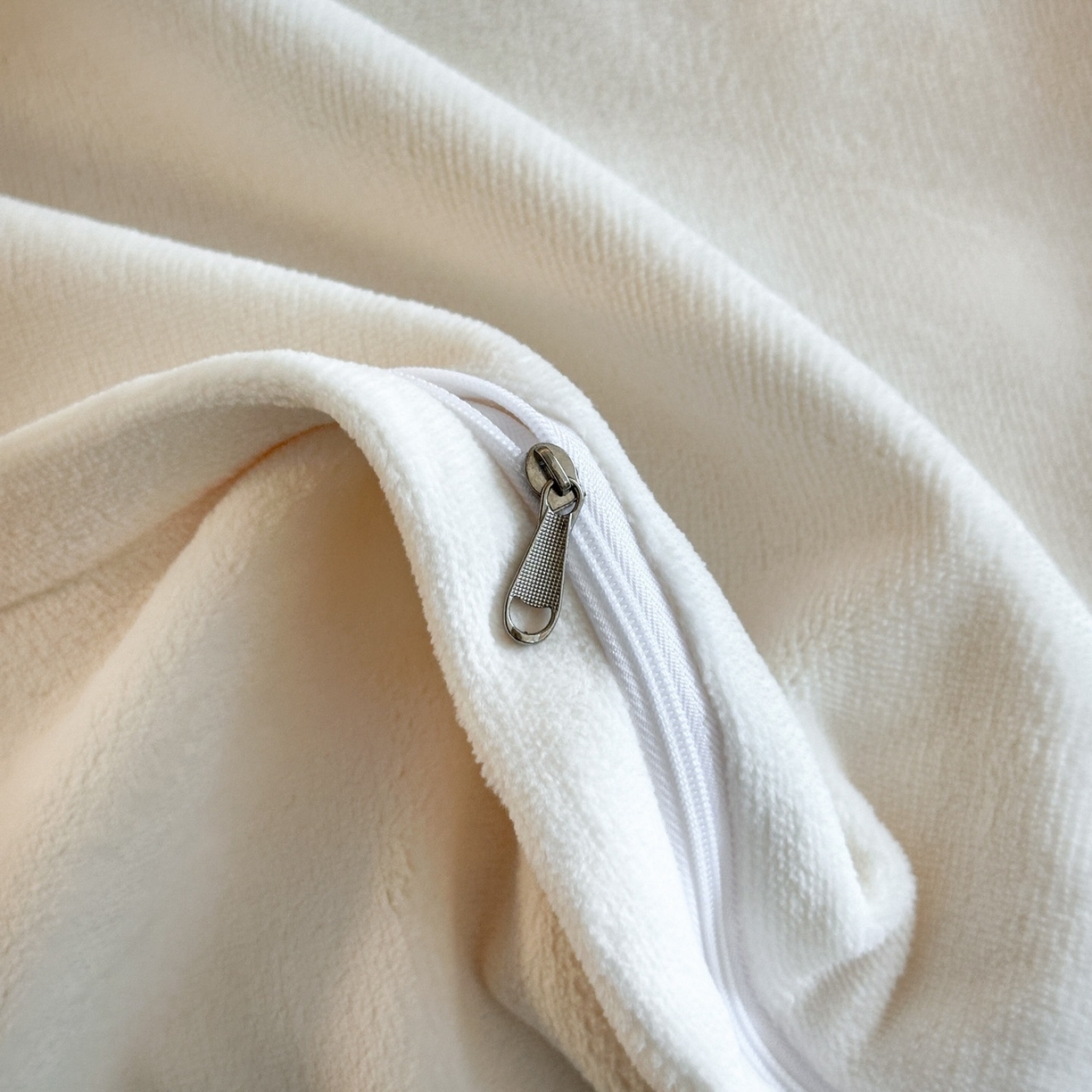 91家纺网 家纺一手货源 找家纺 爱家（原缔乐家纺） 2025新款A类牛奶雕花绒四件套 保罗-黑天鹅系列 黑天鹅-奶昔白