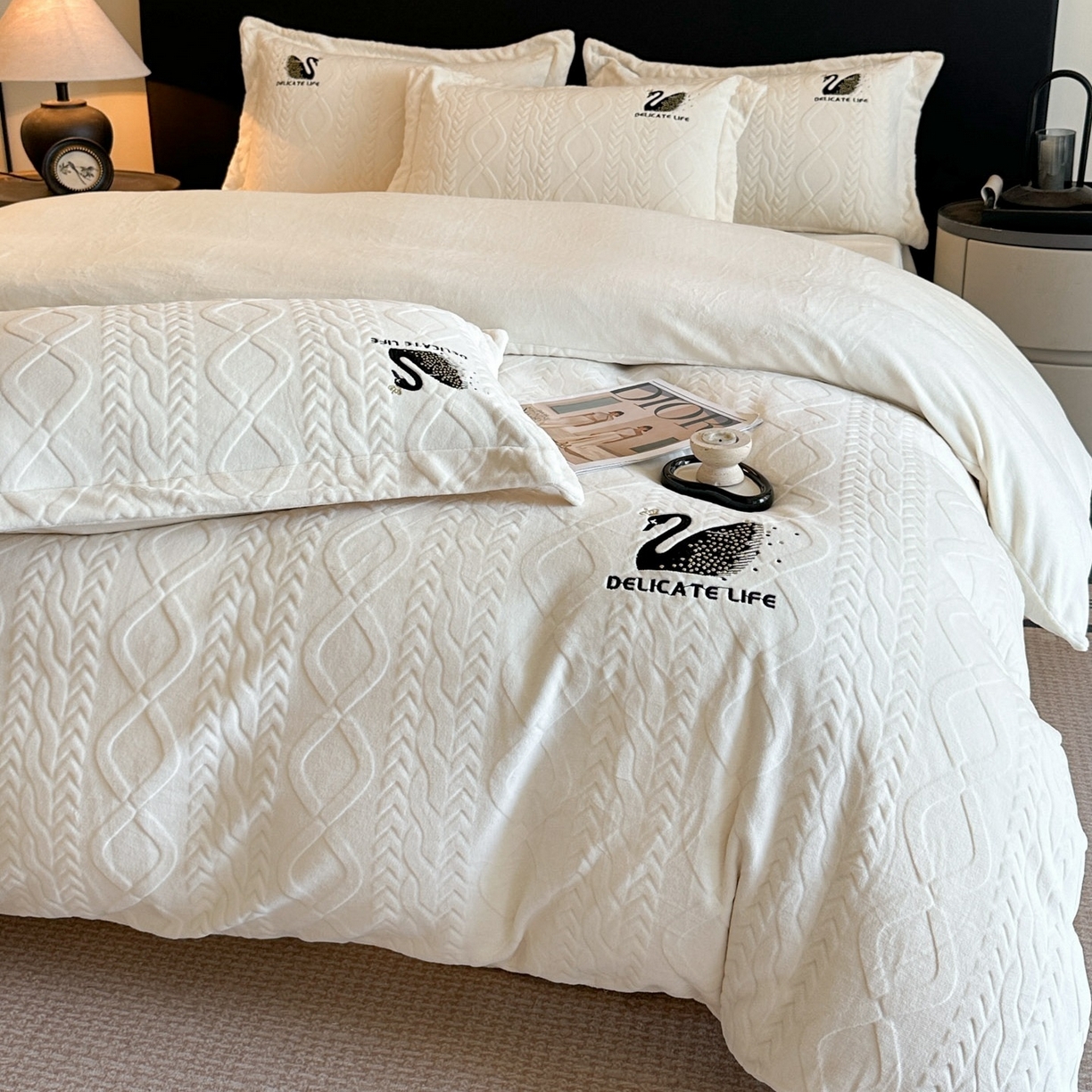 91家纺网 家纺一手货源 找家纺 爱家（原缔乐家纺） 2025新款A类牛奶雕花绒四件套 保罗-黑天鹅系列 黑天鹅-奶昔白