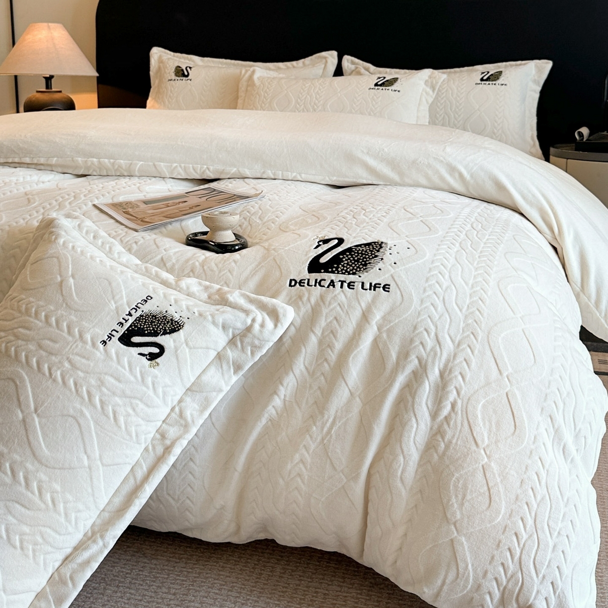 91家纺网 家纺一手货源 找家纺 爱家（原缔乐家纺） 2025新款A类牛奶雕花绒四件套 保罗-黑天鹅系列 黑天鹅-奶昔白