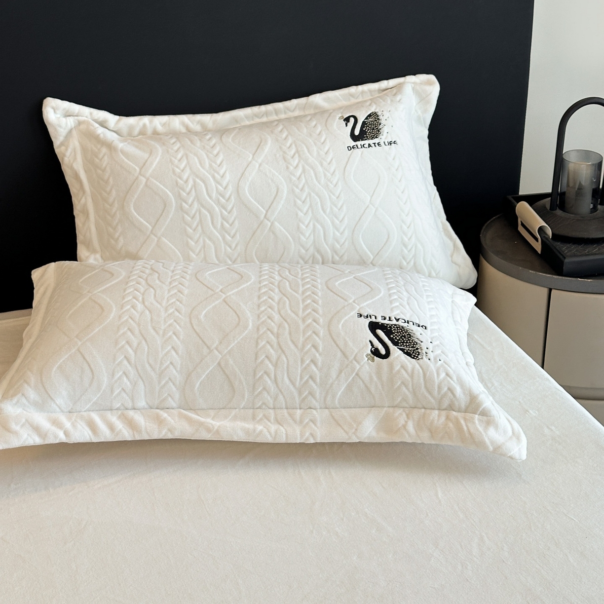 91家纺网 家纺一手货源 找家纺 爱家（原缔乐家纺） 2025新款A类牛奶雕花绒四件套 保罗-黑天鹅系列 黑天鹅-奶昔白