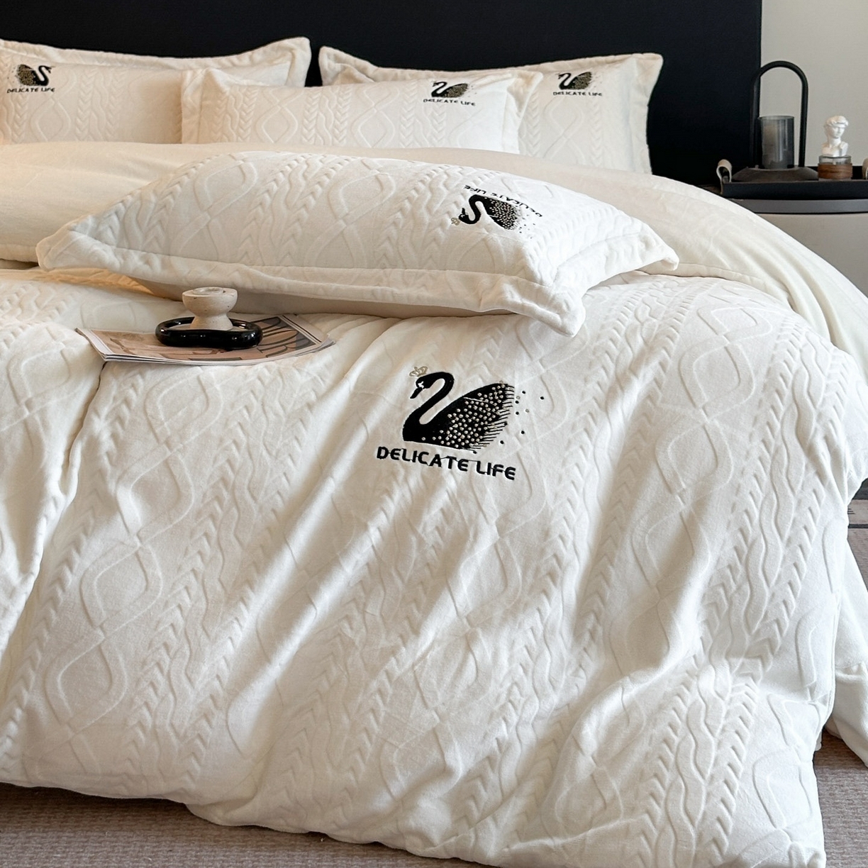 91家纺网 家纺一手货源 找家纺 爱家（原缔乐家纺） 2025新款A类牛奶雕花绒四件套 保罗-黑天鹅系列 黑天鹅-奶昔白