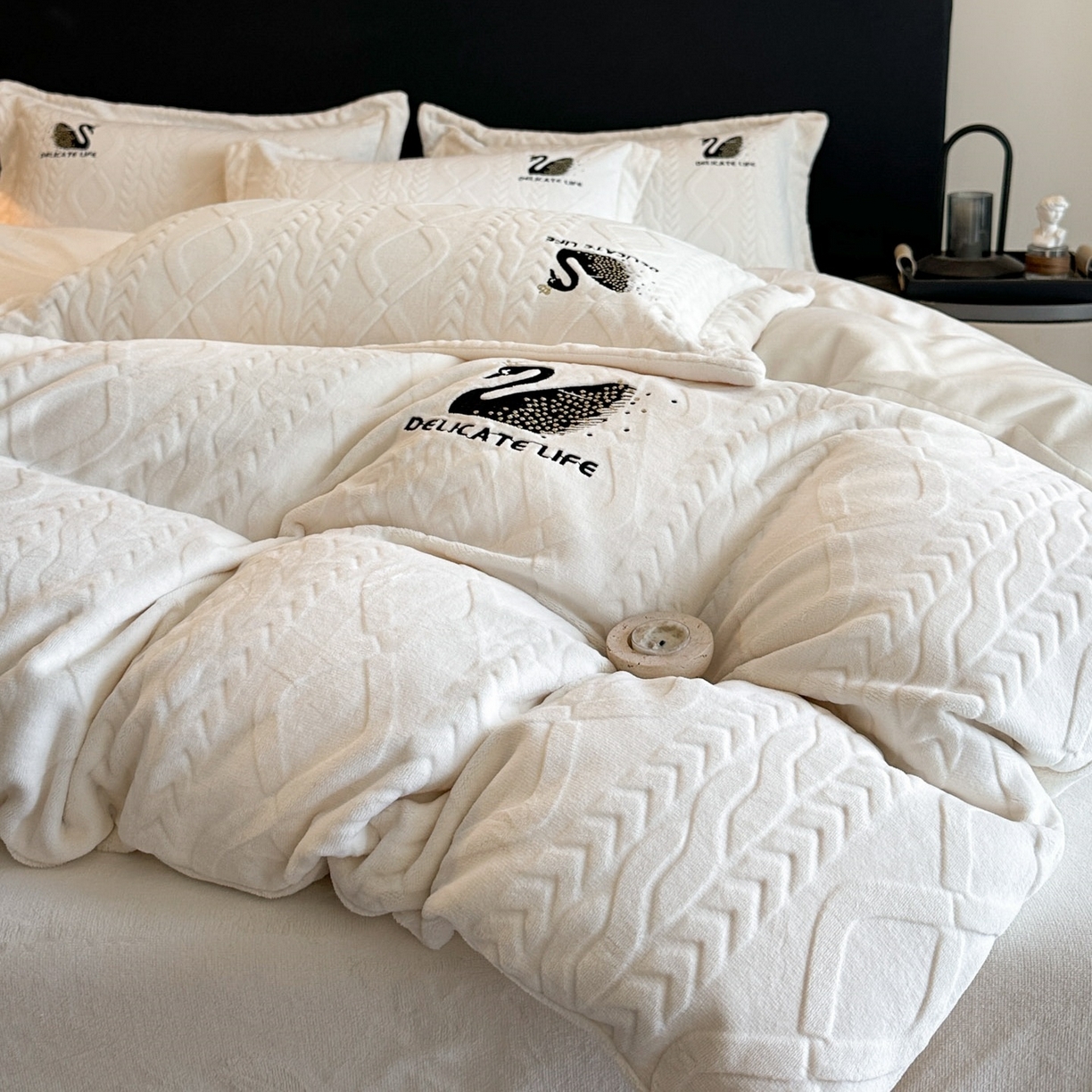 91家纺网 家纺一手货源 找家纺 爱家（原缔乐家纺） 2025新款A类牛奶雕花绒四件套 保罗-黑天鹅系列 黑天鹅-奶昔白