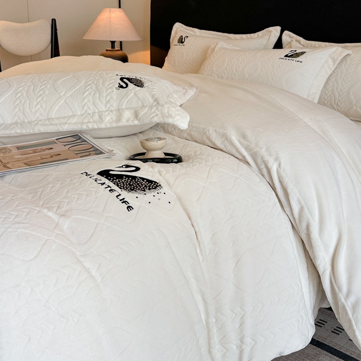 91家纺网 家纺一手货源 找家纺 爱家（原缔乐家纺） 2025新款A类牛奶雕花绒四件套 保罗-黑天鹅系列 黑天鹅-奶昔白