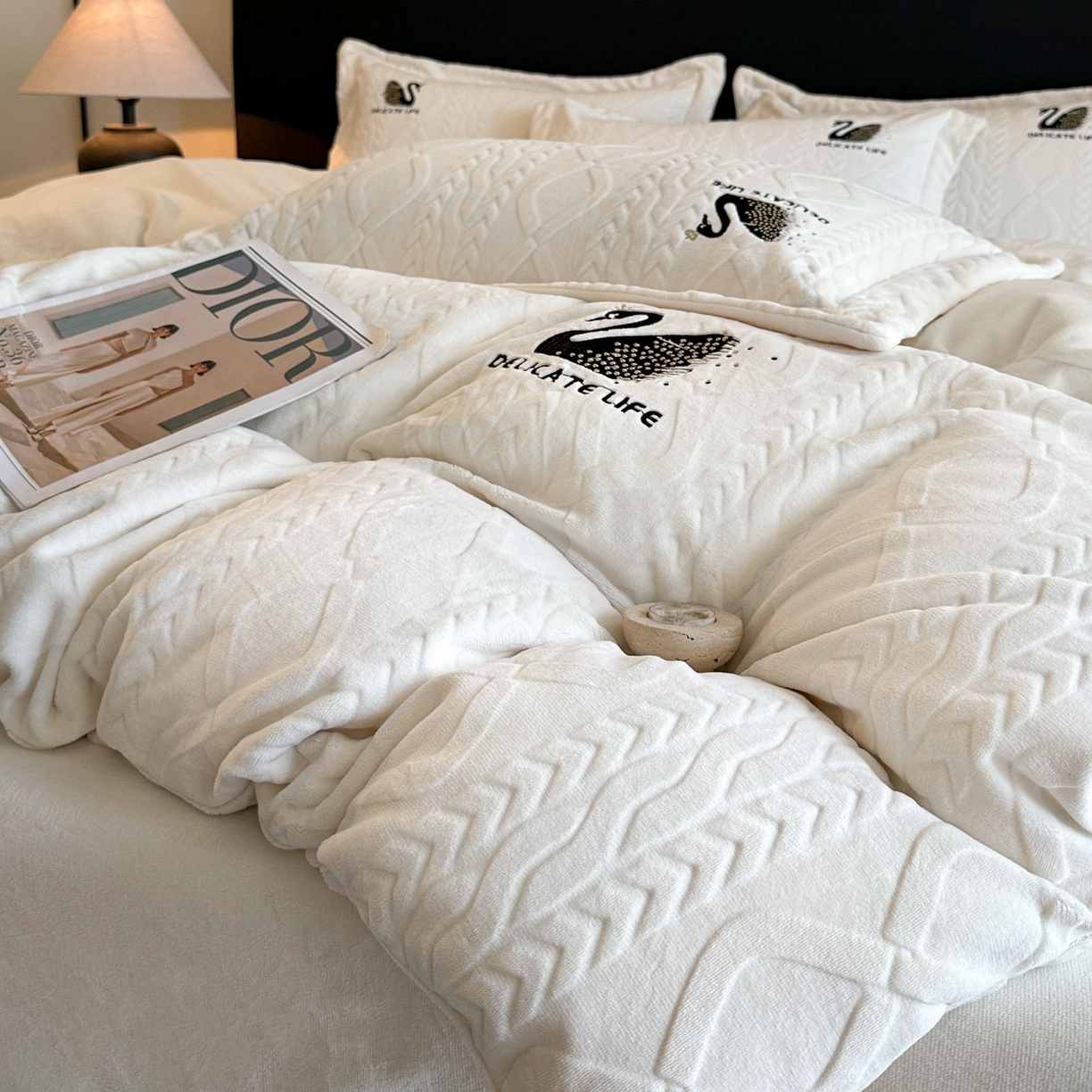 91家纺网 家纺一手货源 找家纺 爱家（原缔乐家纺） 2025新款A类牛奶雕花绒四件套 保罗-黑天鹅系列 黑天鹅-奶昔白