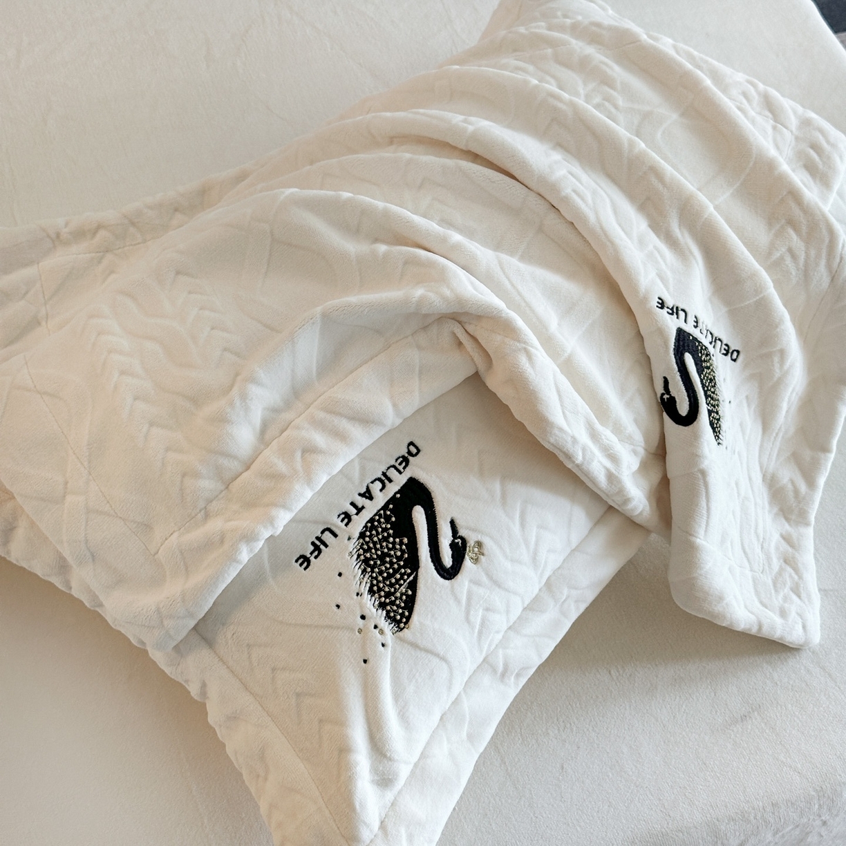 91家纺网 家纺一手货源 找家纺 爱家（原缔乐家纺） 2025新款A类牛奶雕花绒四件套 保罗-黑天鹅系列 黑天鹅-奶昔白