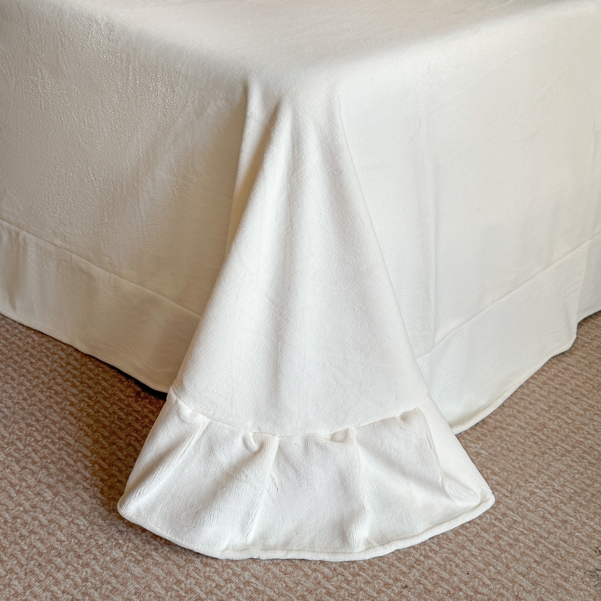 91家纺网 家纺一手货源 找家纺 爱家（原缔乐家纺） 2025新款A类牛奶雕花绒四件套 保罗-黑天鹅系列 黑天鹅-奶昔白