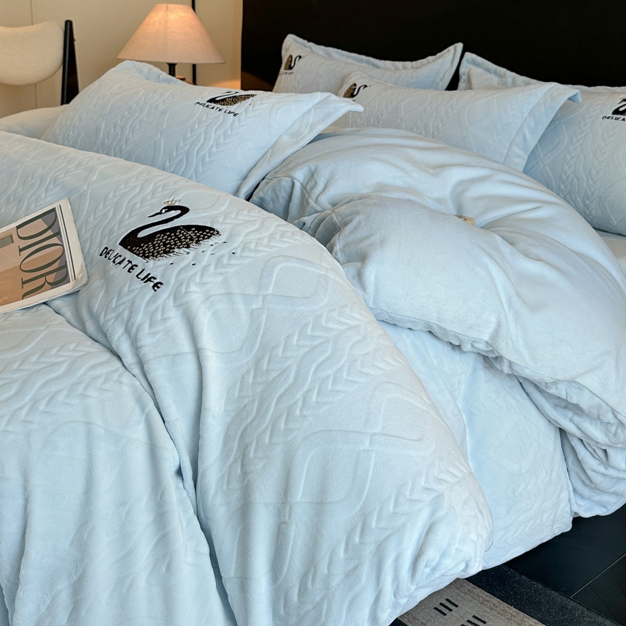 爱家（原缔乐家纺） 2025新款A类牛奶雕花绒四件套 保罗-黑天鹅系列 黑天鹅-天空兰