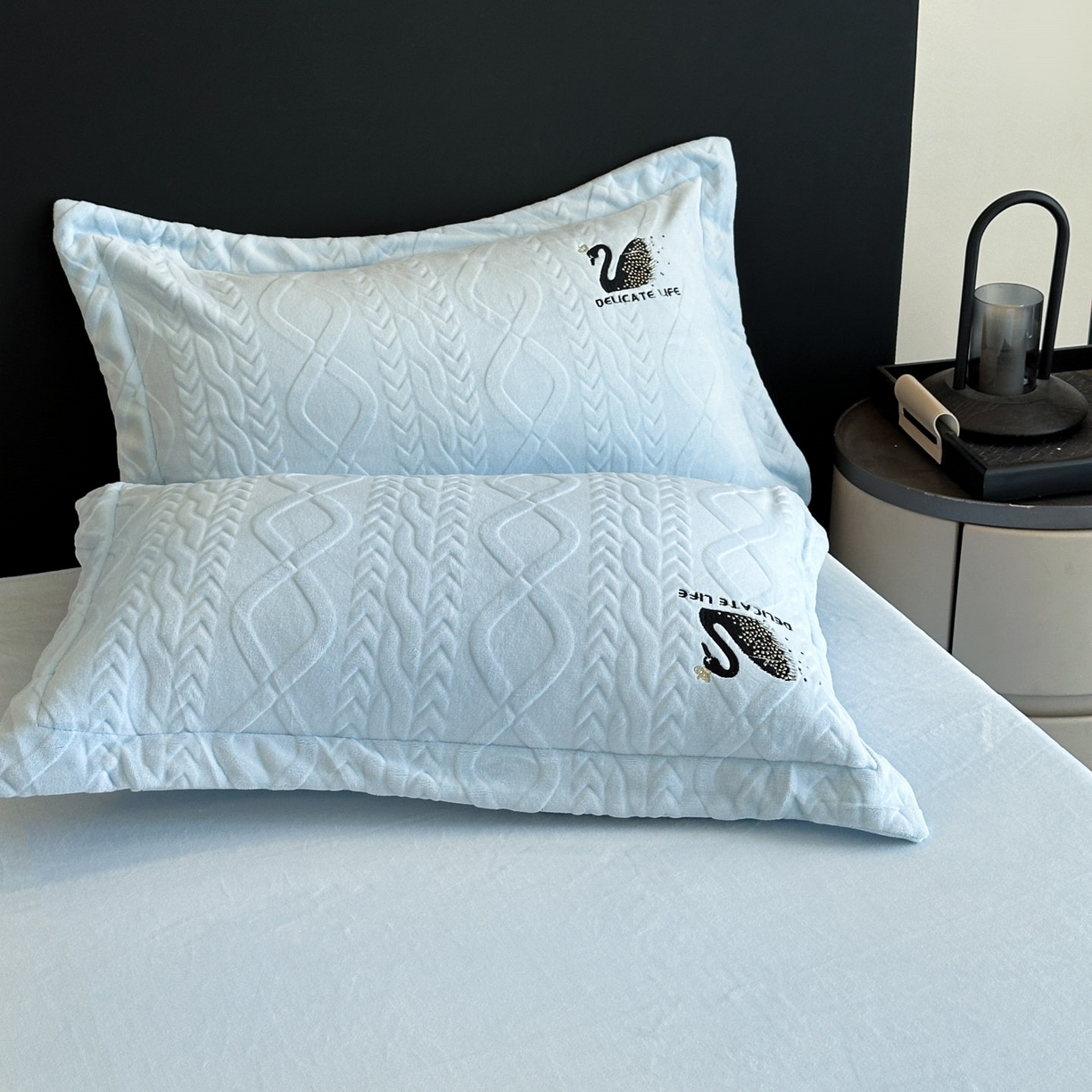 91家纺网 家纺一手货源 找家纺 爱家（原缔乐家纺） 2025新款A类牛奶雕花绒四件套 保罗-黑天鹅系列 黑天鹅-天空兰