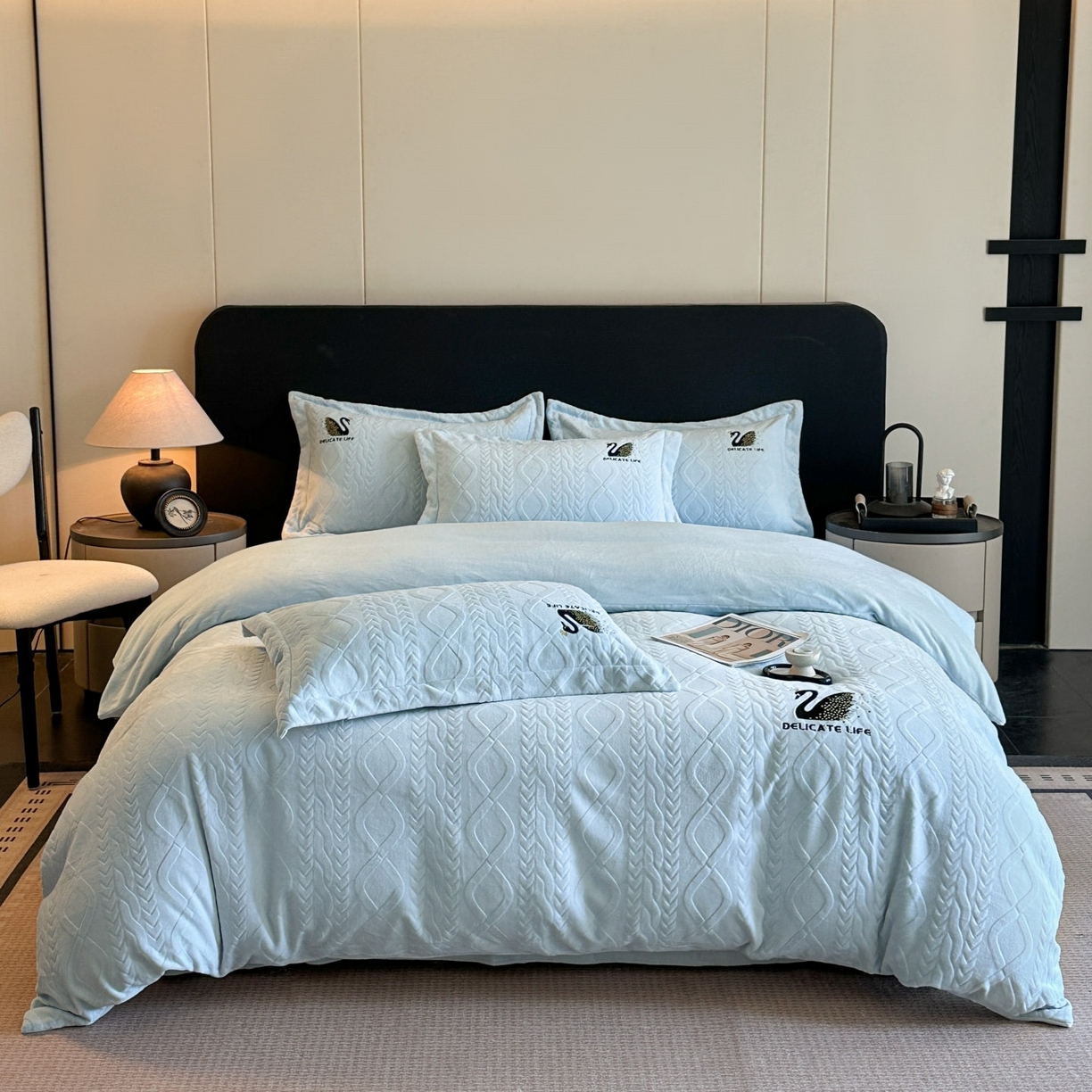 91家纺网 家纺一手货源 找家纺 爱家（原缔乐家纺） 2025新款A类牛奶雕花绒四件套 保罗-黑天鹅系列 黑天鹅-天空兰