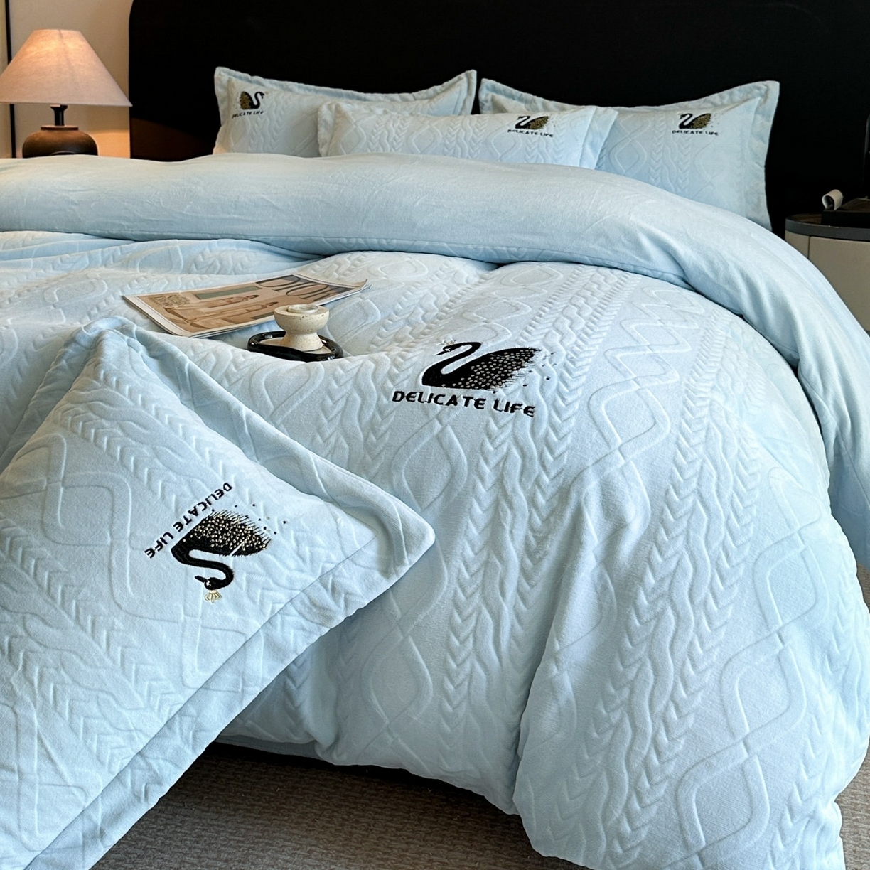 91家纺网 家纺一手货源 找家纺 爱家（原缔乐家纺） 2025新款A类牛奶雕花绒四件套 保罗-黑天鹅系列 黑天鹅-天空兰