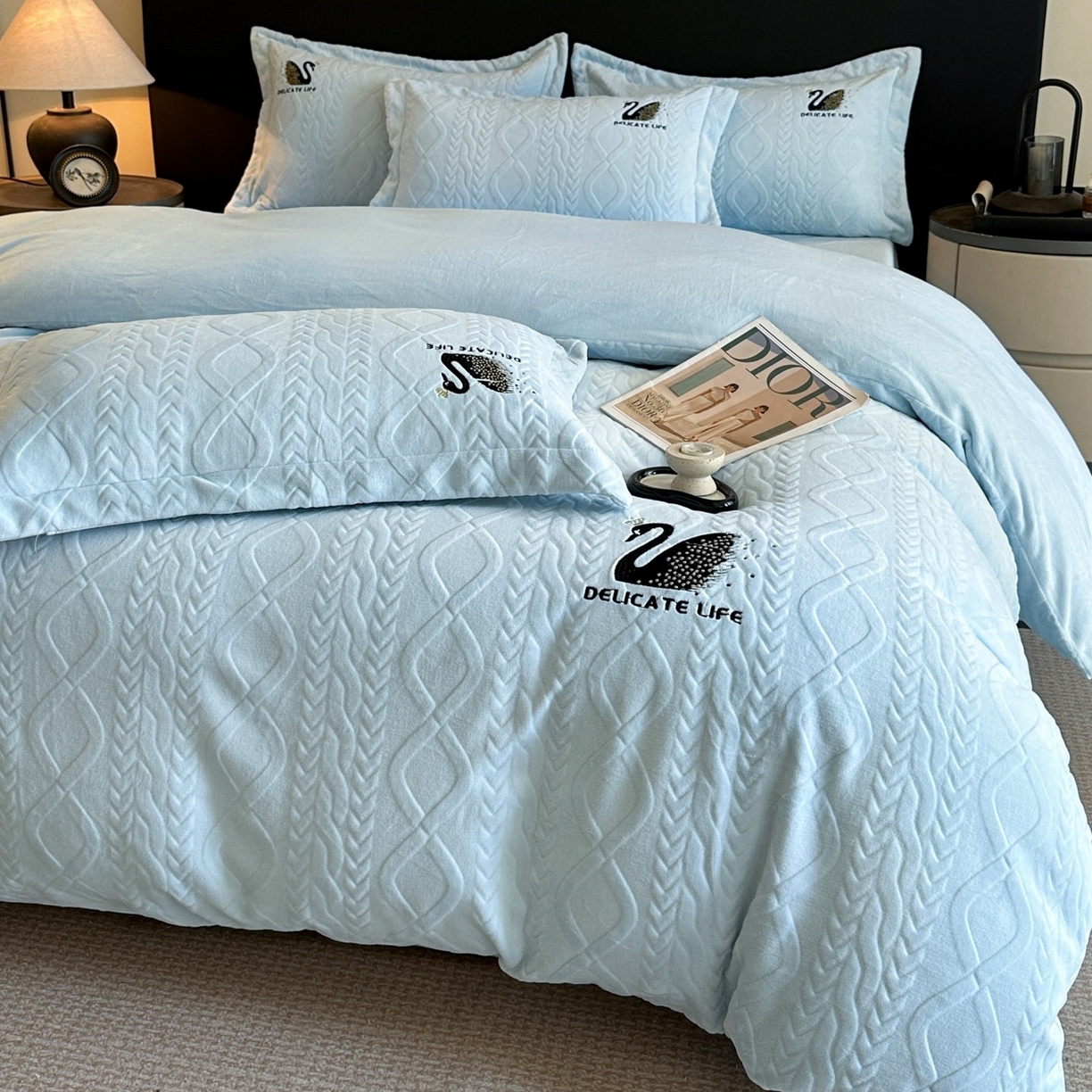 91家纺网 家纺一手货源 找家纺 爱家（原缔乐家纺） 2025新款A类牛奶雕花绒四件套 保罗-黑天鹅系列 黑天鹅-天空兰