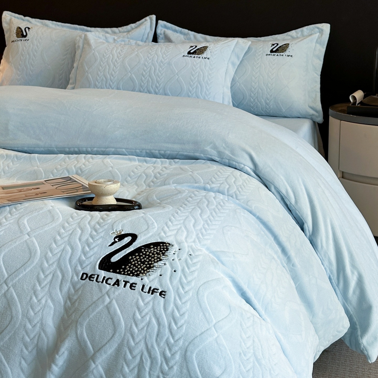 91家纺网 家纺一手货源 找家纺 爱家（原缔乐家纺） 2025新款A类牛奶雕花绒四件套 保罗-黑天鹅系列 黑天鹅-天空兰