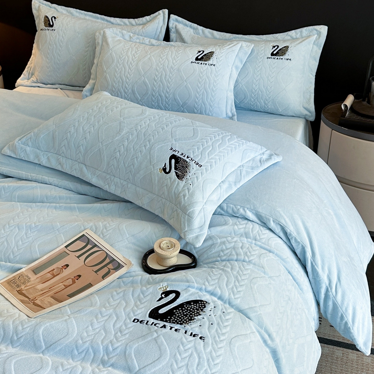 91家纺网 家纺一手货源 找家纺 爱家（原缔乐家纺） 2025新款A类牛奶雕花绒四件套 保罗-黑天鹅系列 黑天鹅-天空兰