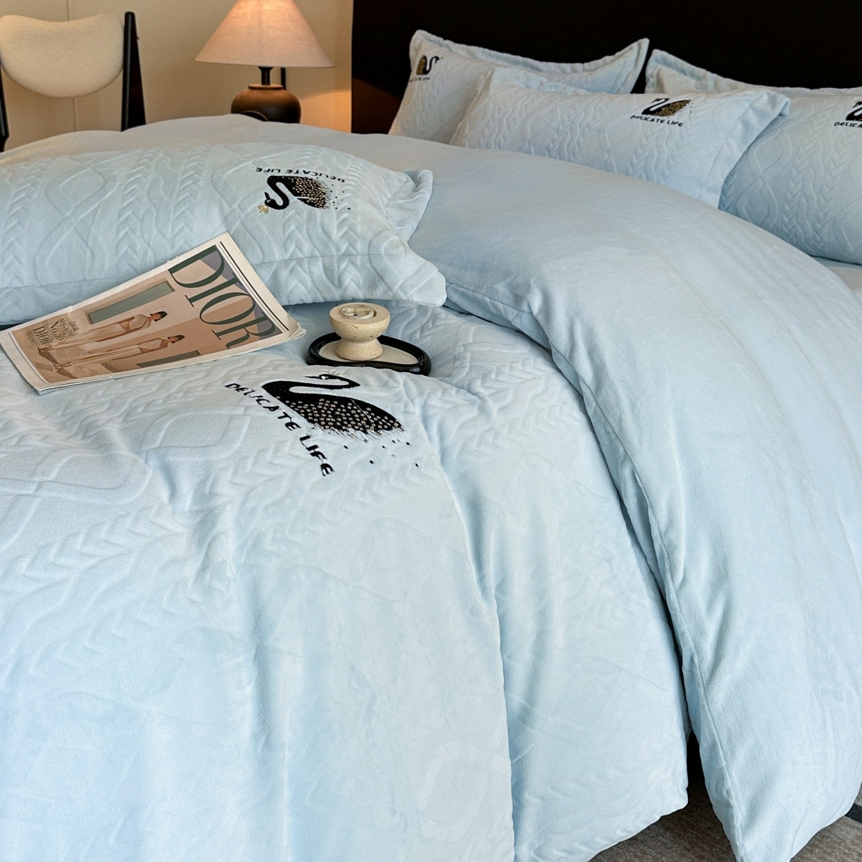 91家纺网 家纺一手货源 找家纺 爱家（原缔乐家纺） 2025新款A类牛奶雕花绒四件套 保罗-黑天鹅系列 黑天鹅-天空兰