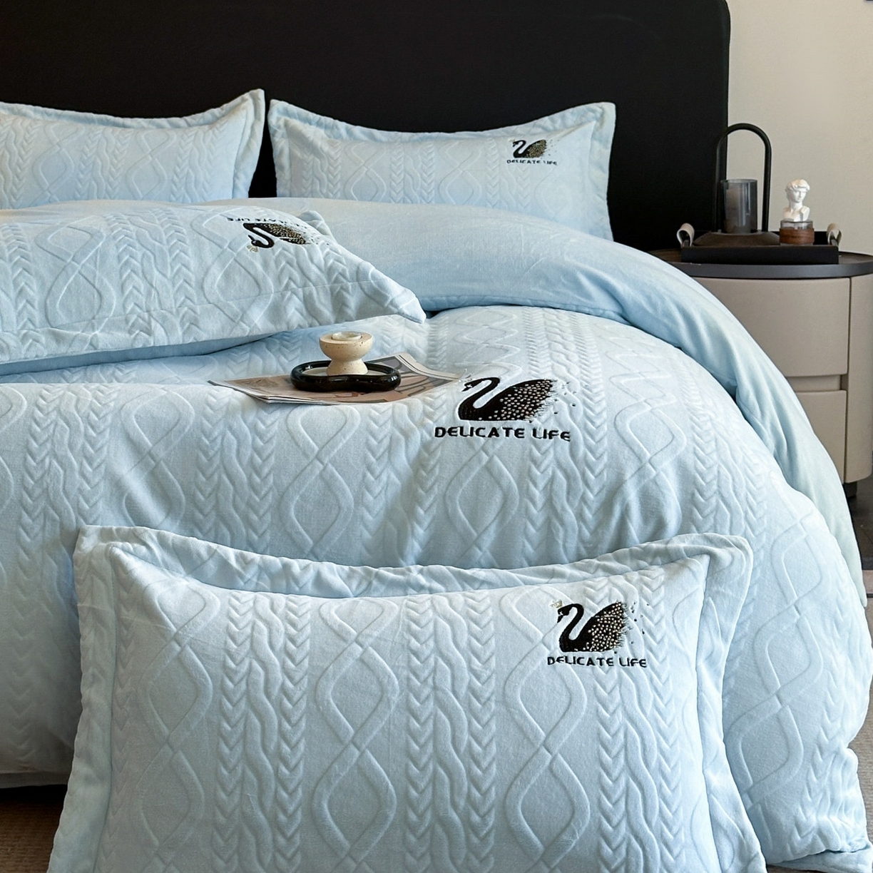 91家纺网 家纺一手货源 找家纺 爱家（原缔乐家纺） 2025新款A类牛奶雕花绒四件套 保罗-黑天鹅系列 黑天鹅-天空兰