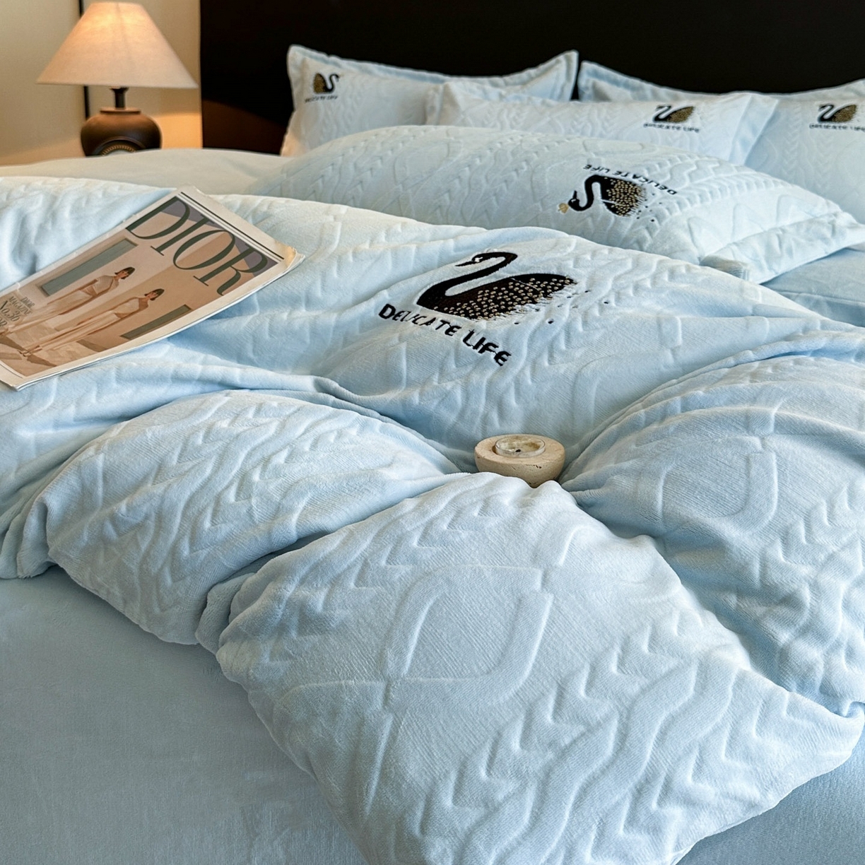 91家纺网 家纺一手货源 找家纺 爱家（原缔乐家纺） 2025新款A类牛奶雕花绒四件套 保罗-黑天鹅系列 黑天鹅-天空兰