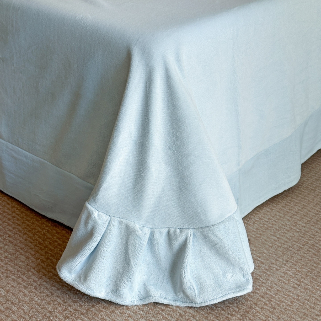 91家纺网 家纺一手货源 找家纺 爱家（原缔乐家纺） 2025新款A类牛奶雕花绒四件套 保罗-黑天鹅系列 黑天鹅-天空兰