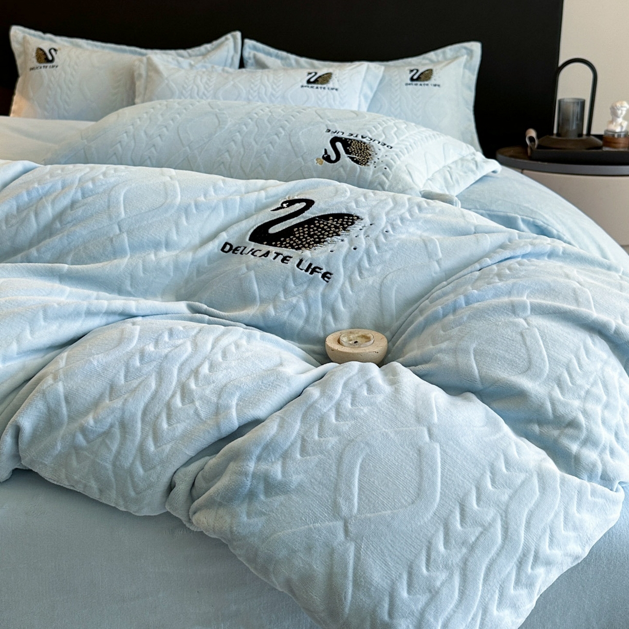 91家纺网 家纺一手货源 找家纺 爱家（原缔乐家纺） 2025新款A类牛奶雕花绒四件套 保罗-黑天鹅系列 黑天鹅-天空兰