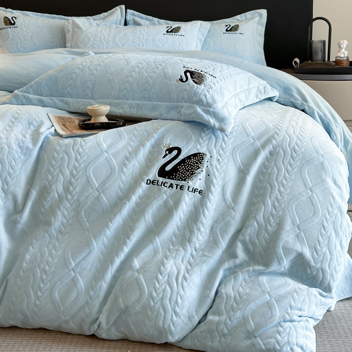 91家纺网 家纺一手货源 找家纺 爱家（原缔乐家纺） 2025新款A类牛奶雕花绒四件套 保罗-黑天鹅系列 黑天鹅-天空兰