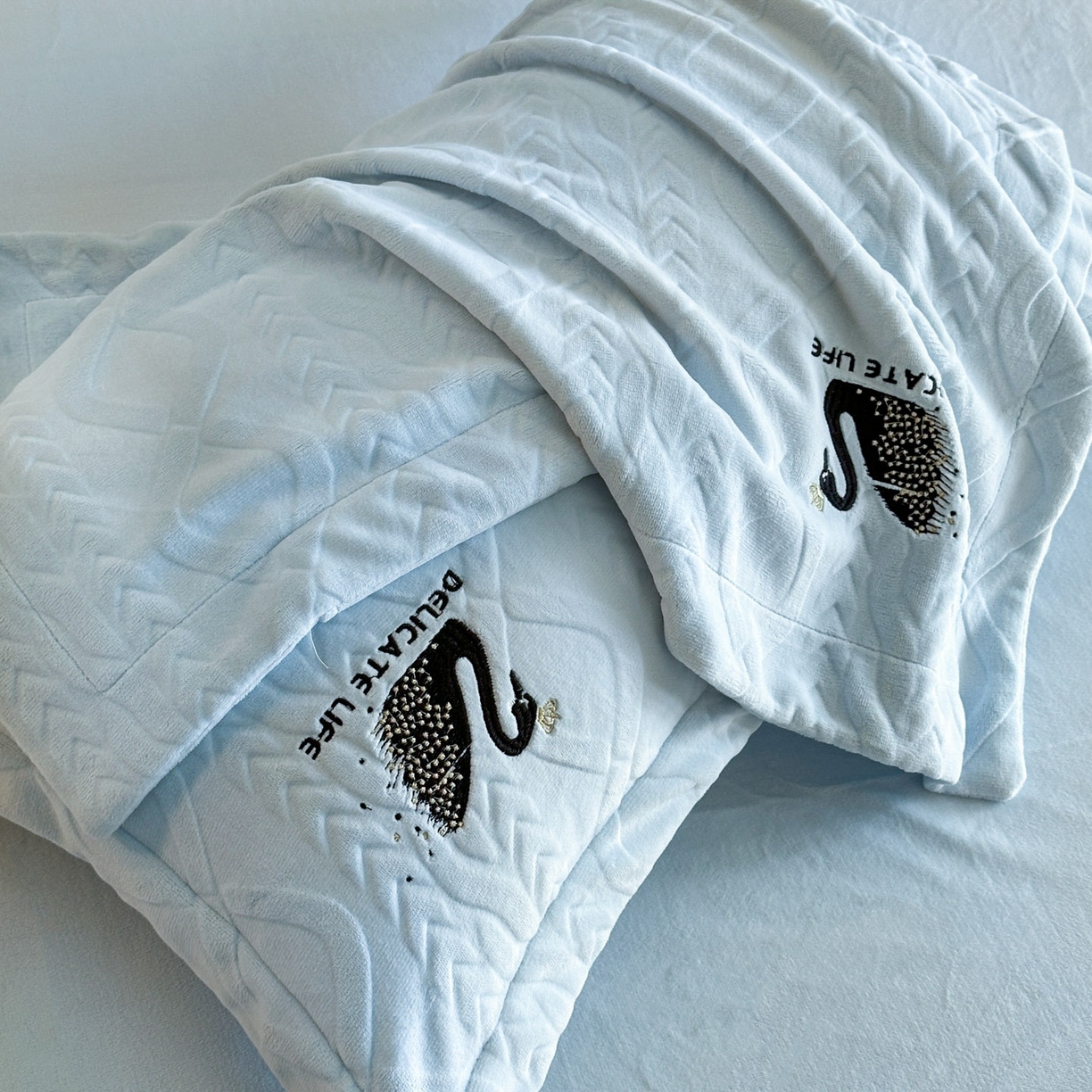 91家纺网 家纺一手货源 找家纺 爱家（原缔乐家纺） 2025新款A类牛奶雕花绒四件套 保罗-黑天鹅系列 黑天鹅-天空兰