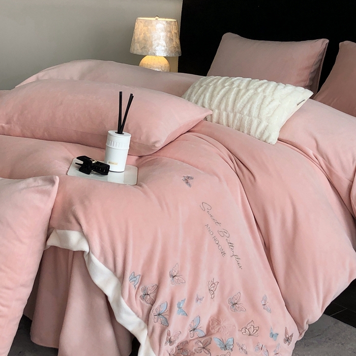 91家纺网 家纺一手货源 找家纺 新印象 2025秋冬新款宽边高克重牛奶绒绣花款四件套 蝶之舞-粉