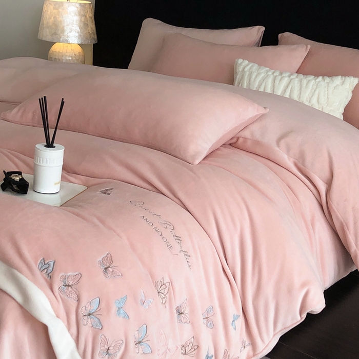 91家纺网 家纺一手货源 找家纺 新印象 2025秋冬新款宽边高克重牛奶绒绣花款四件套 蝶之舞-粉