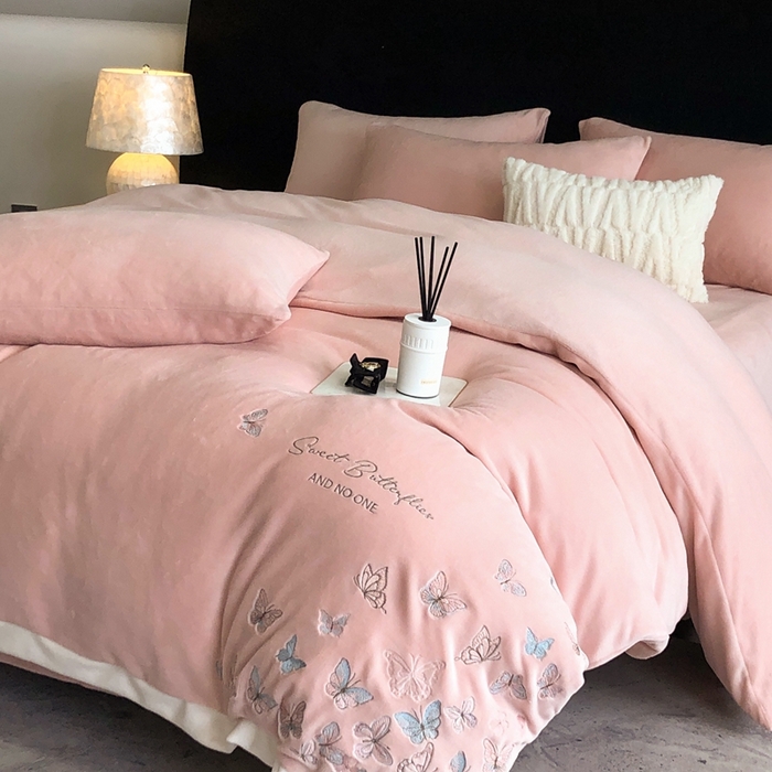 91家纺网 家纺一手货源 找家纺 新印象 2025秋冬新款宽边高克重牛奶绒绣花款四件套 蝶之舞-粉