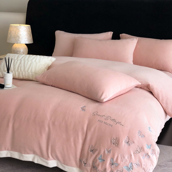 91家纺网 家纺一手货源 找家纺 新印象 2025秋冬新款宽边高克重牛奶绒绣花款四件套 蝶之舞-粉