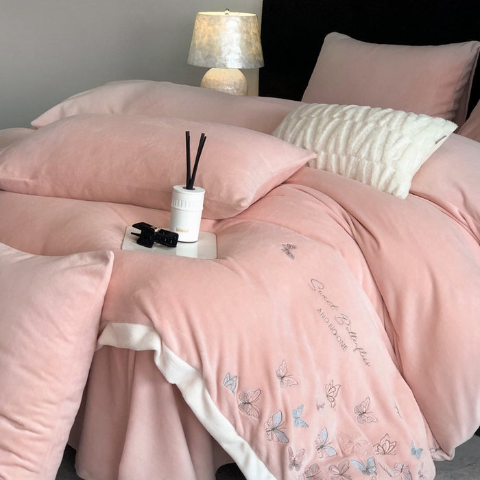 91家纺网 家纺一手货源 找家纺 新印象 2025秋冬新款宽边高克重牛奶绒绣花款四件套 蝶之舞-粉