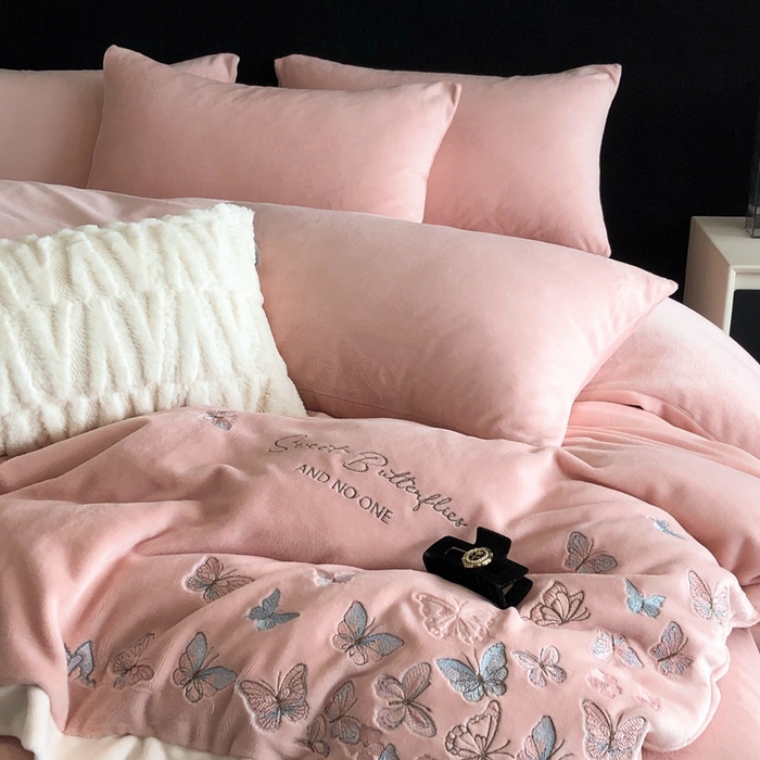 91家纺网 家纺一手货源 找家纺 新印象 2025秋冬新款宽边高克重牛奶绒绣花款四件套 蝶之舞-粉