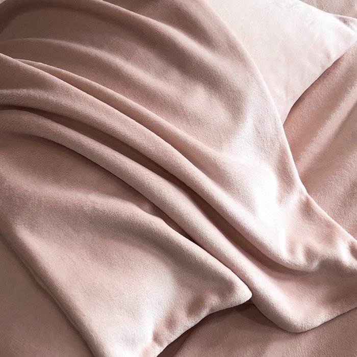 91家纺网 家纺一手货源 找家纺 新印象 2025秋冬新款宽边高克重牛奶绒绣花款四件套 蝶之舞-粉