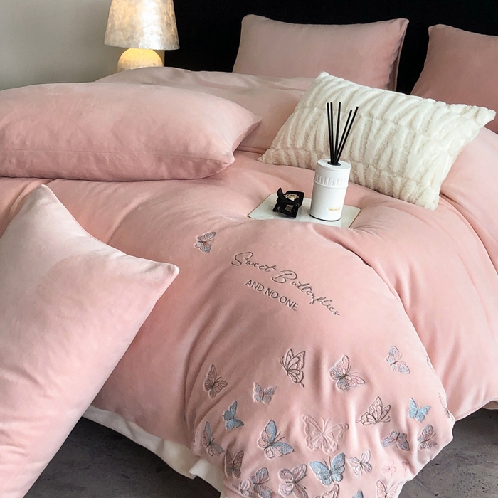 91家纺网 家纺一手货源 找家纺 新印象 2025秋冬新款宽边高克重牛奶绒绣花款四件套 蝶之舞-粉