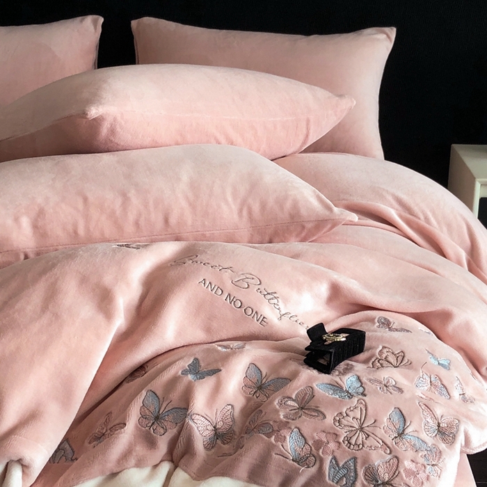 91家纺网 家纺一手货源 找家纺 新印象 2025秋冬新款宽边高克重牛奶绒绣花款四件套 蝶之舞-粉