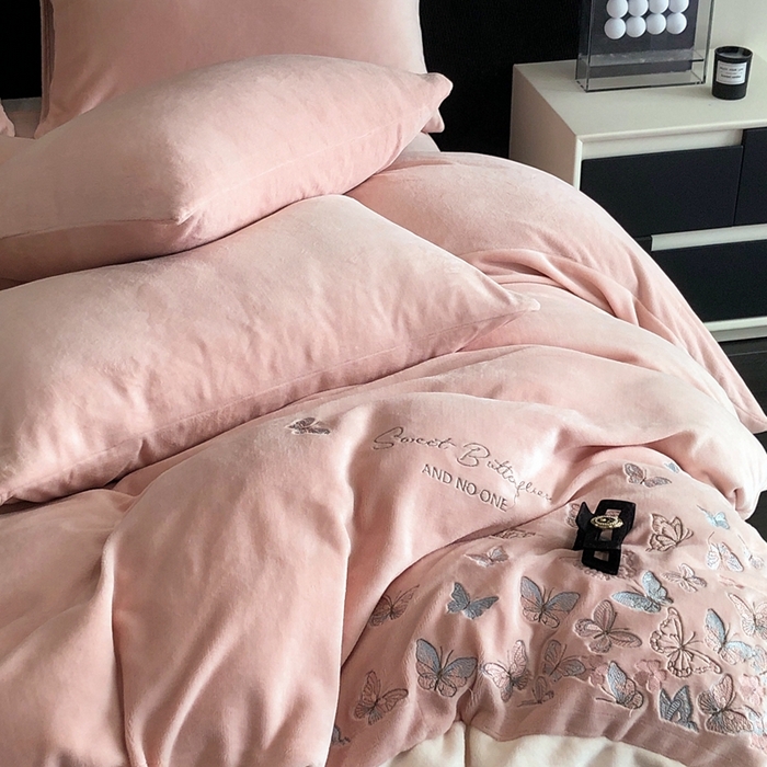 91家纺网 家纺一手货源 找家纺 新印象 2025秋冬新款宽边高克重牛奶绒绣花款四件套 蝶之舞-粉