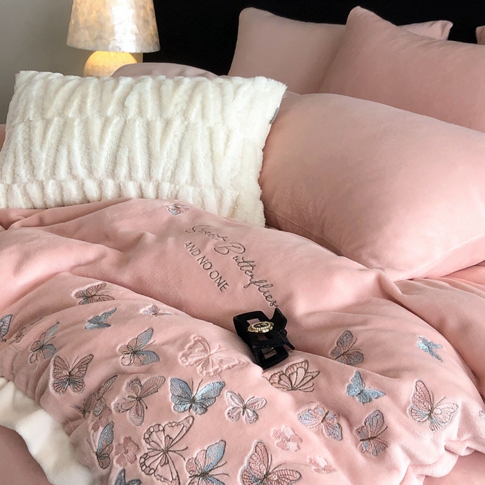 91家纺网 家纺一手货源 找家纺 新印象 2025秋冬新款宽边高克重牛奶绒绣花款四件套 蝶之舞-粉