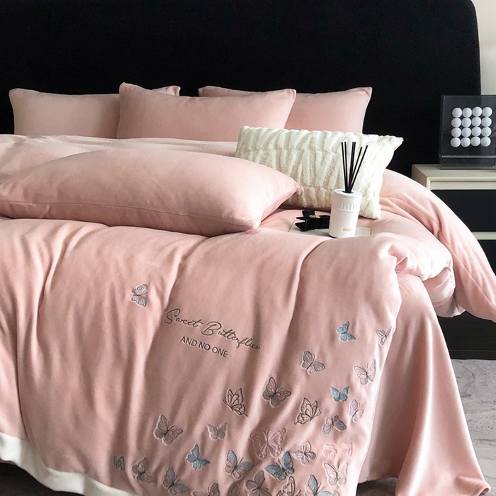 91家纺网 家纺一手货源 找家纺 新印象 2025秋冬新款宽边高克重牛奶绒绣花款四件套 蝶之舞-粉